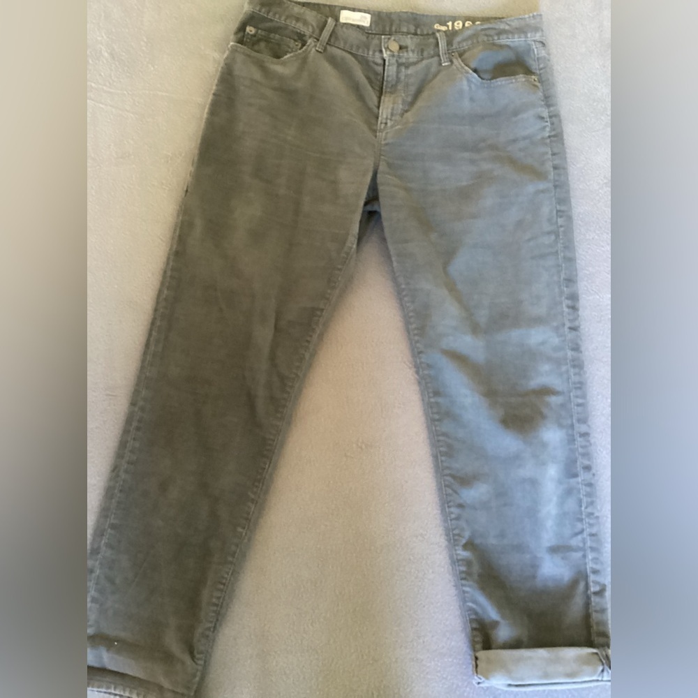 Gap sexy boyfriend corduroy pants-Gray -SZ 28r
Waist 16”
Inseam 26.5”
Rise 5”